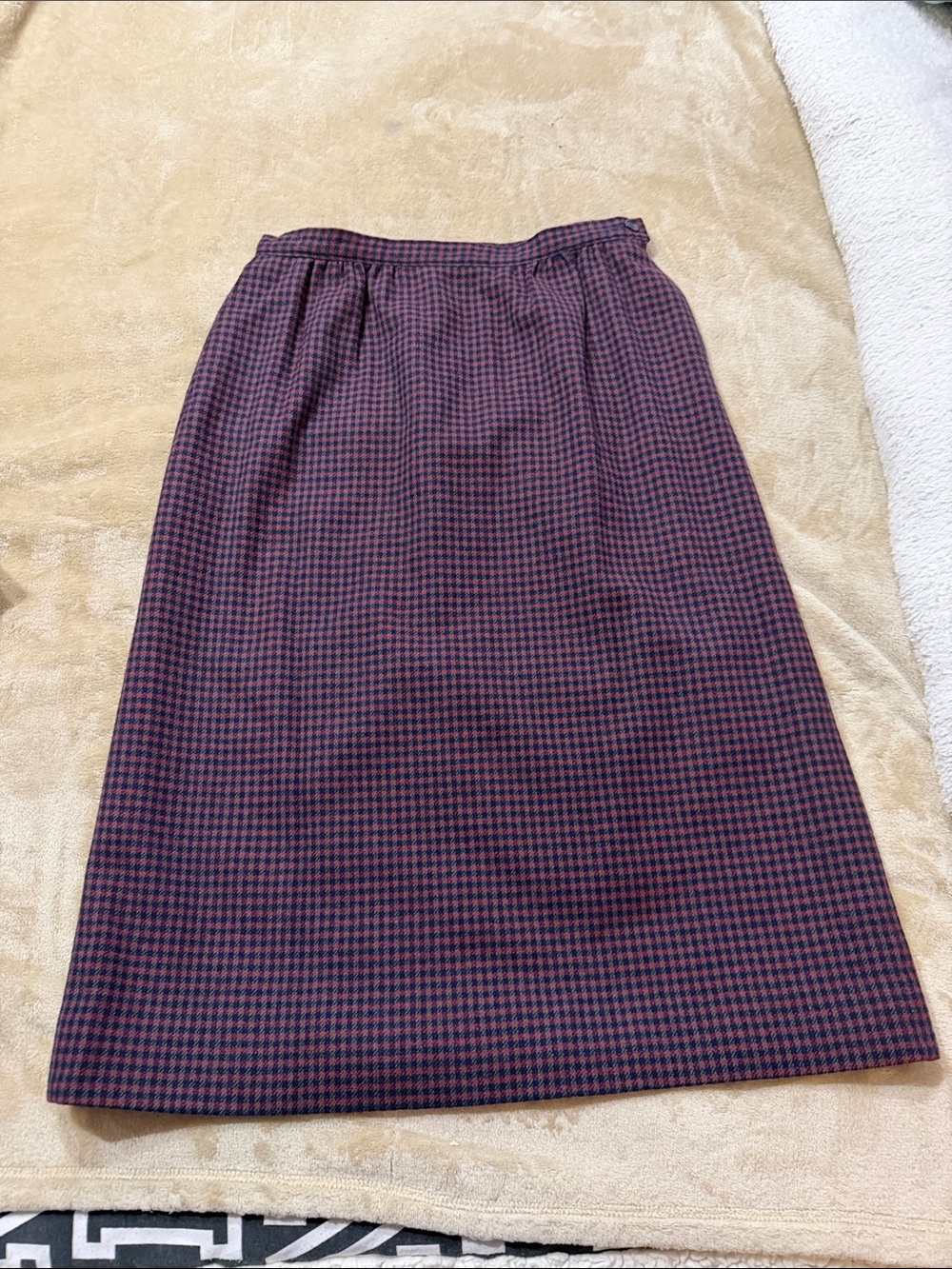 Pendleton 100% Virgin wool size 10 Women's Burgundy and Black Pencil Skirt